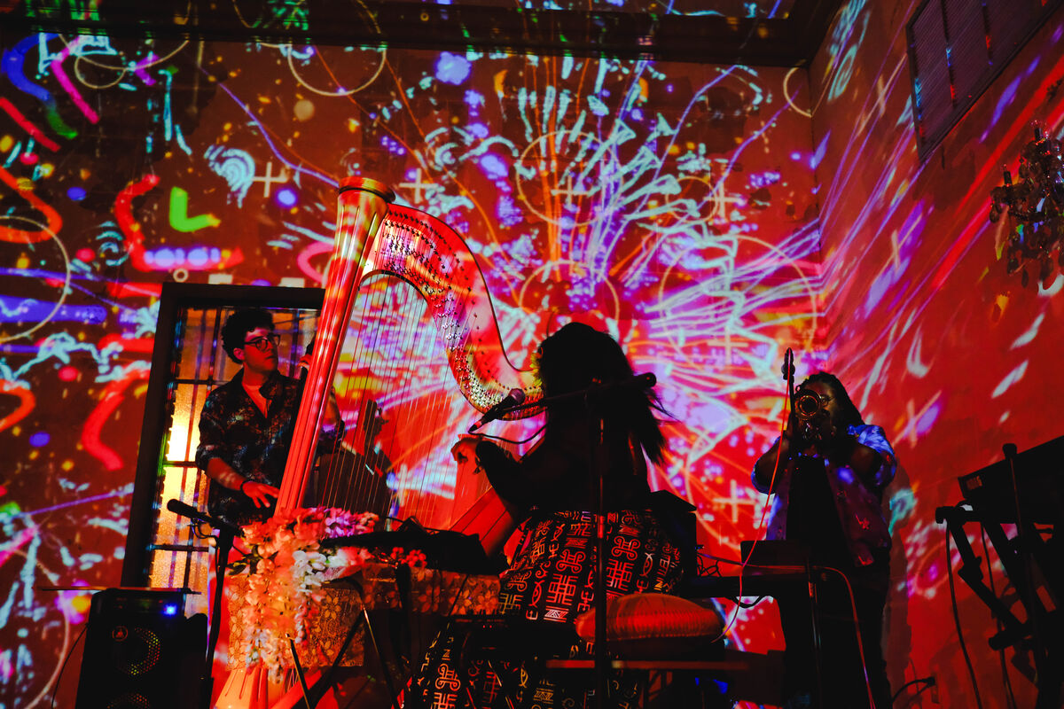 COUCHES performance with visuals